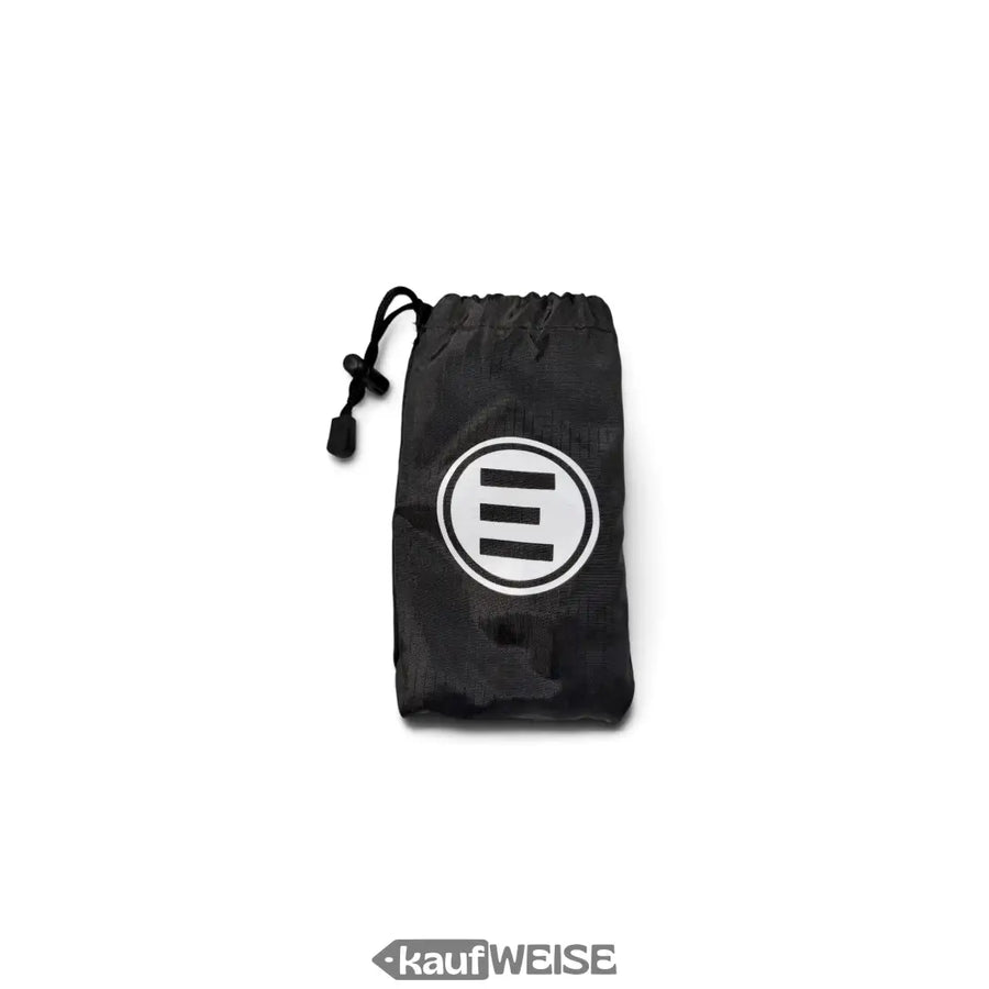 Evolve Carbon GT Board Cover im schwarzen Kordelzug-Beutel mit weißem Evolve-Logo, Frontalansicht