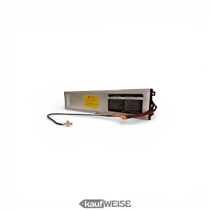 Silbernes rechteckiges Xiaomi-Scooter-Akku (12.8Ah) mit Warnlabels und Kabeln